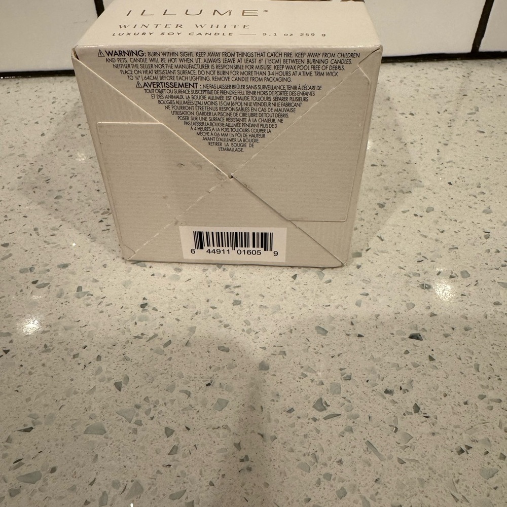 Illume Winter White Luxury Soy Candle — 9.1 oz (259 g) — New in Box - Picture 6 of 10